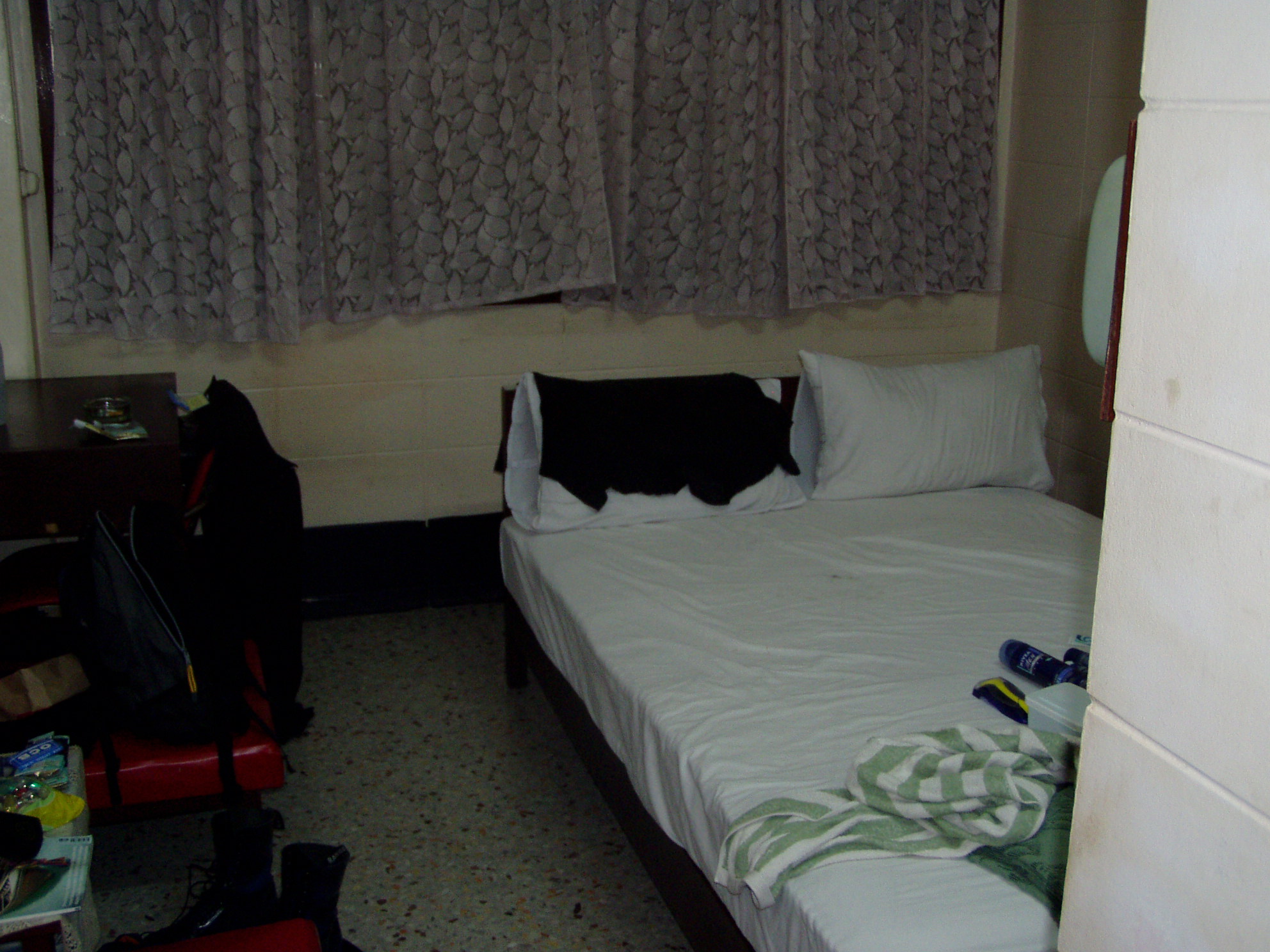 unser Zimmer im Netthotel in Lopburi.JPG