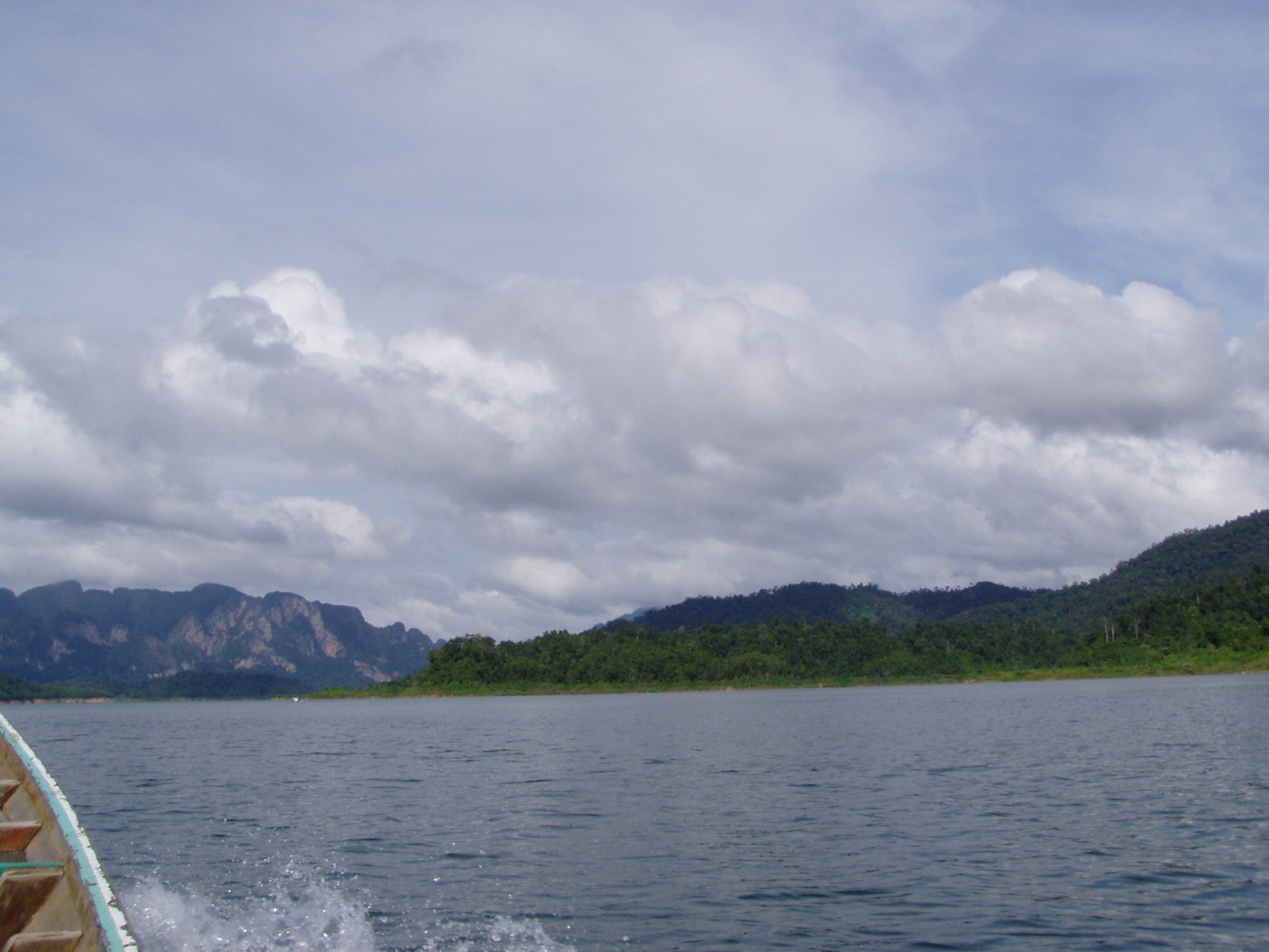 der See ist eingerahmt von Felsen.JPG