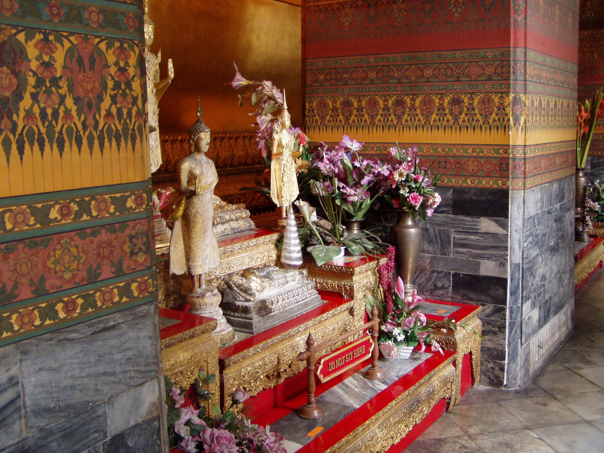 ein Altar im Wat Pho.JPG