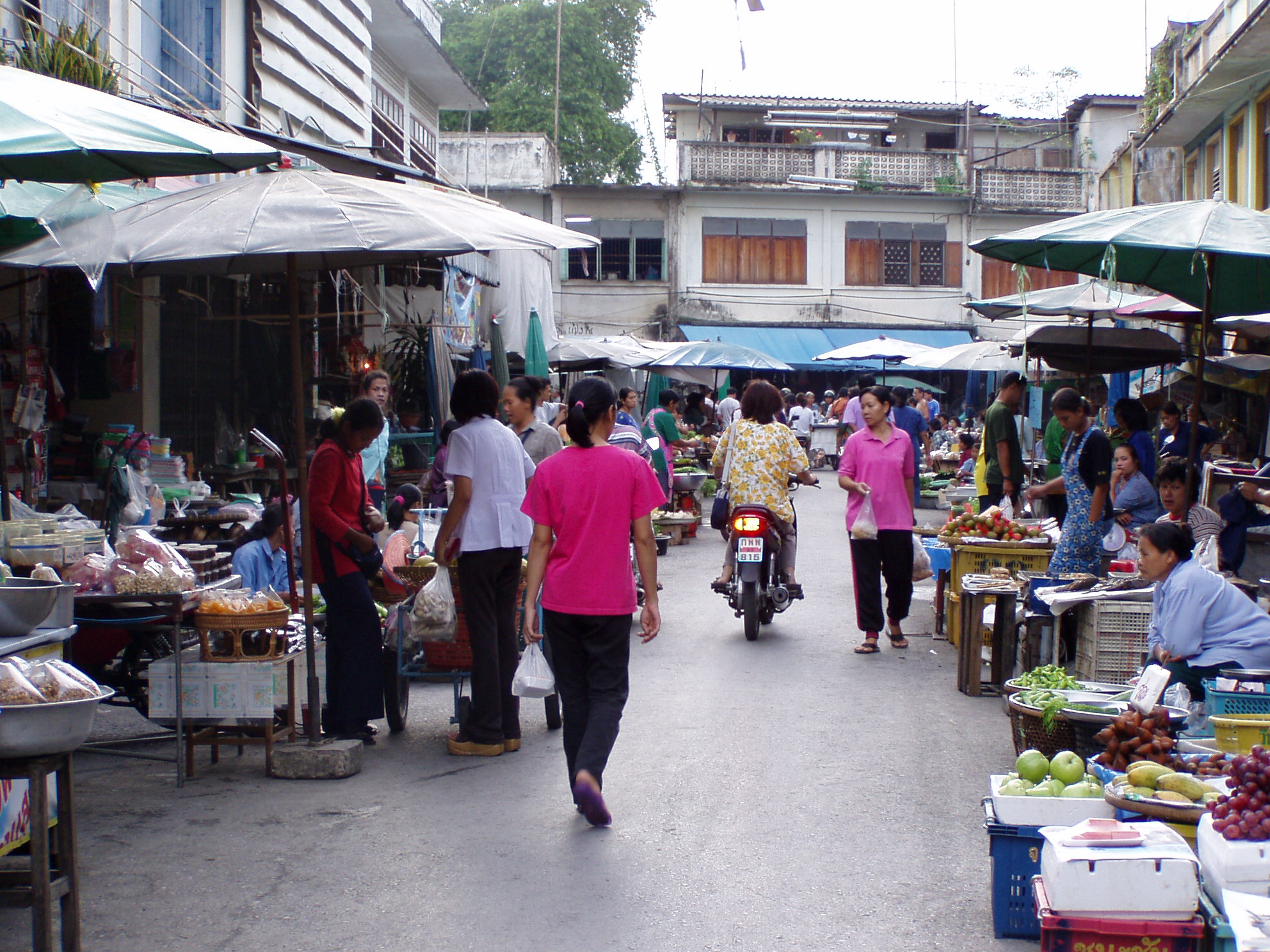 ein typischer Essensmarkt in Thailand.JPG