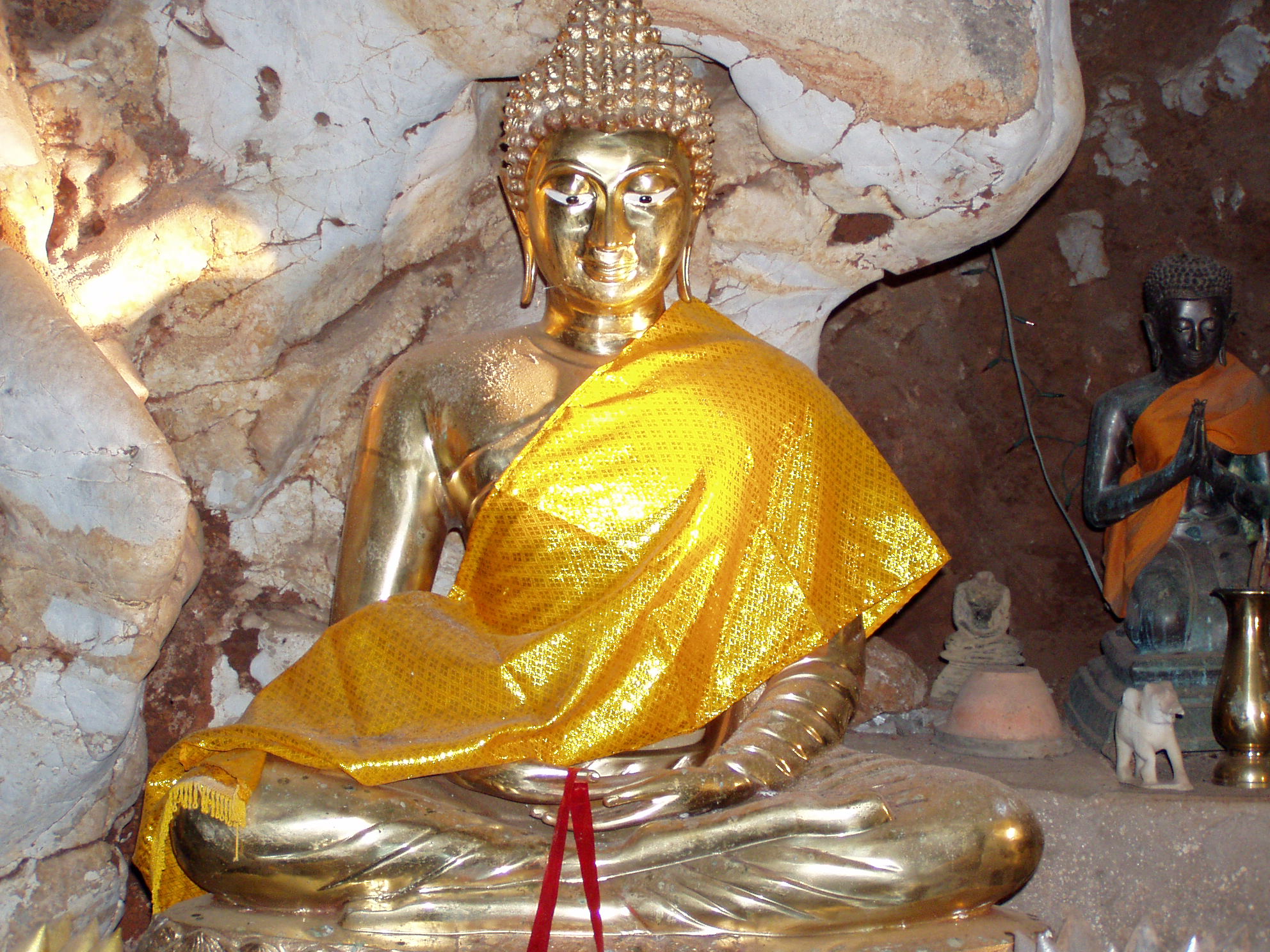 eine Buddhastatue in der Hhle.JPG