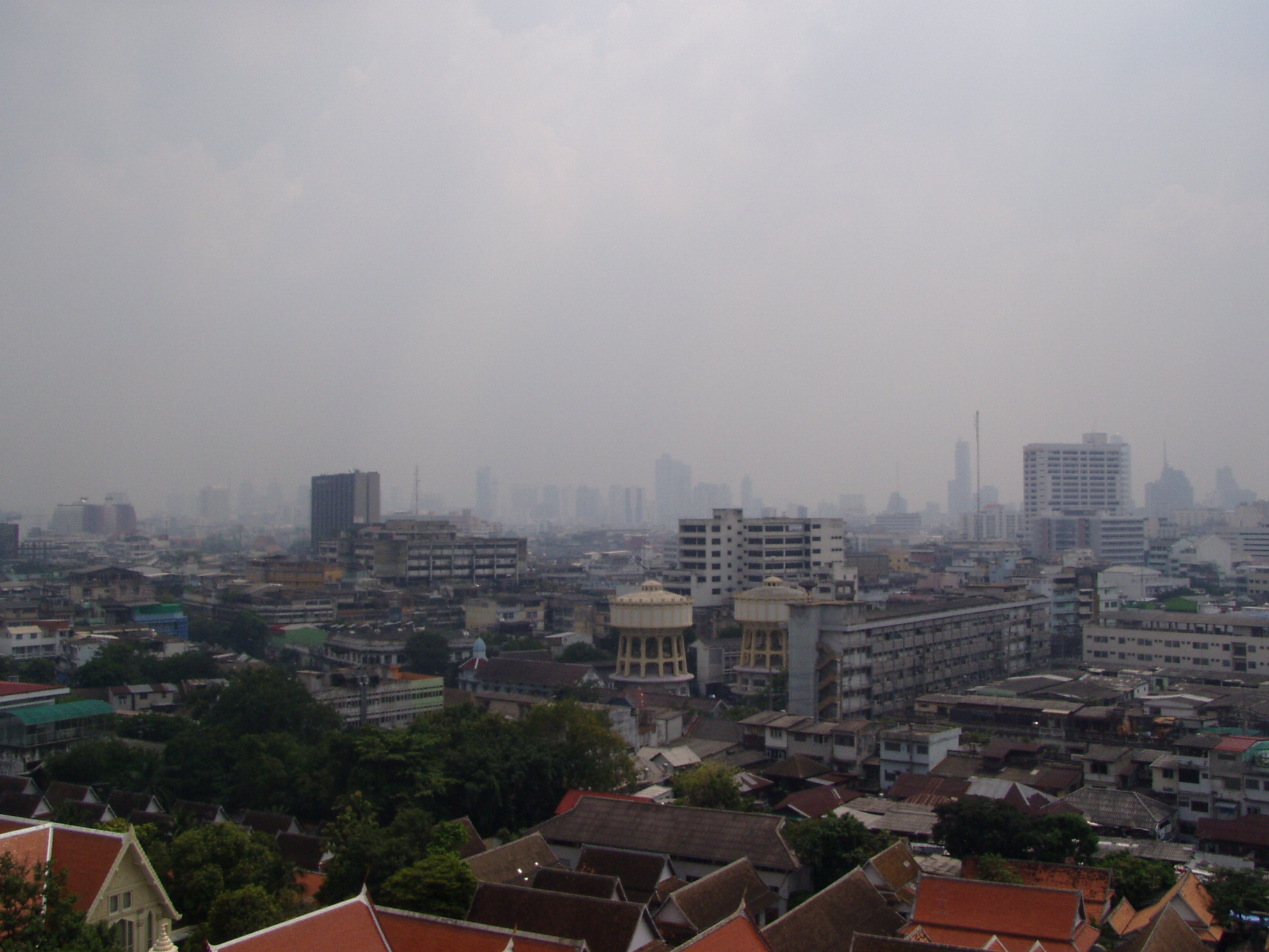 im Hintergrund die Skyline von Bangkok.JPG