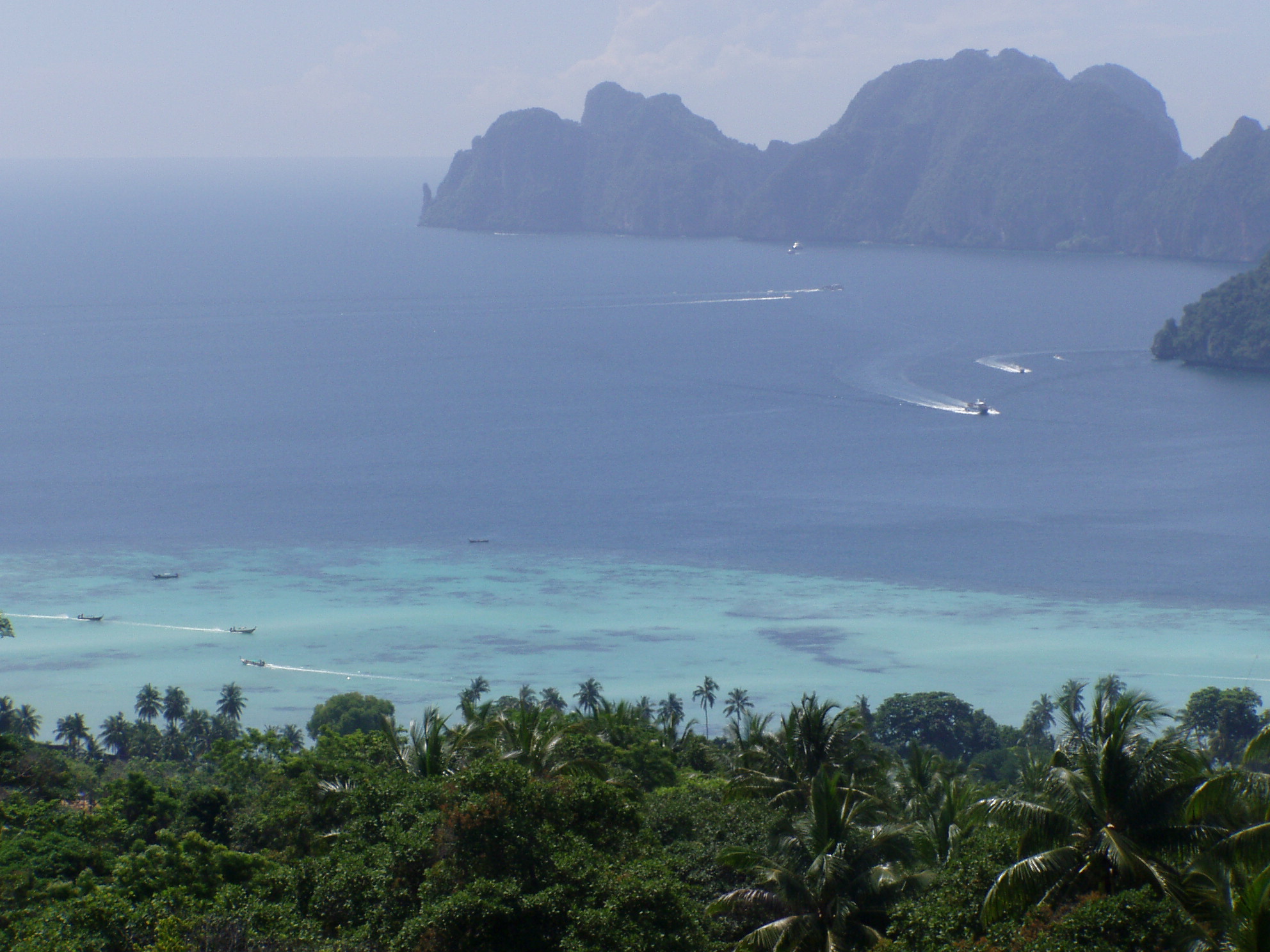 reger Bootsverkehr vor Ko Phi Phi.JPG