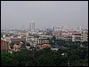 Blick auf das Demokratiedenkmal und auf Wat Phra Keo.JPG